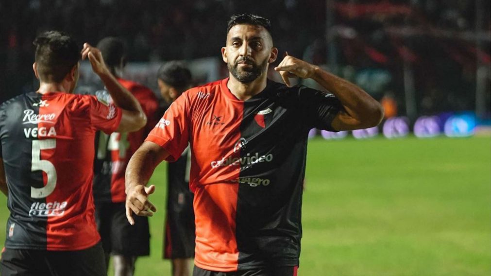 Colón de Santa Fe tomó una drástica decisión con Wanchope Ábila