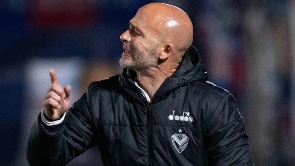 Sebastián Méndez renunció como DT de Vélez tras salvarlo del descenso