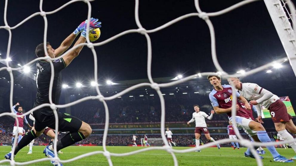 Dibu Mart�nez se luci� con una tremenda doble atajada a Haaland en el triunfo de Aston Villa ante Manchester City