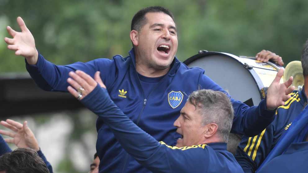 Juan Román Riquelme acompañó a los hinchas de Boca en la masiva movilización: caravana y euforia total