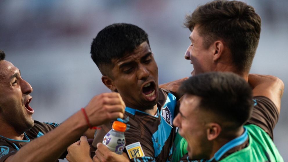 Platense se despertó en final y eliminó a Huracán de la Copa de la Liga Profesional