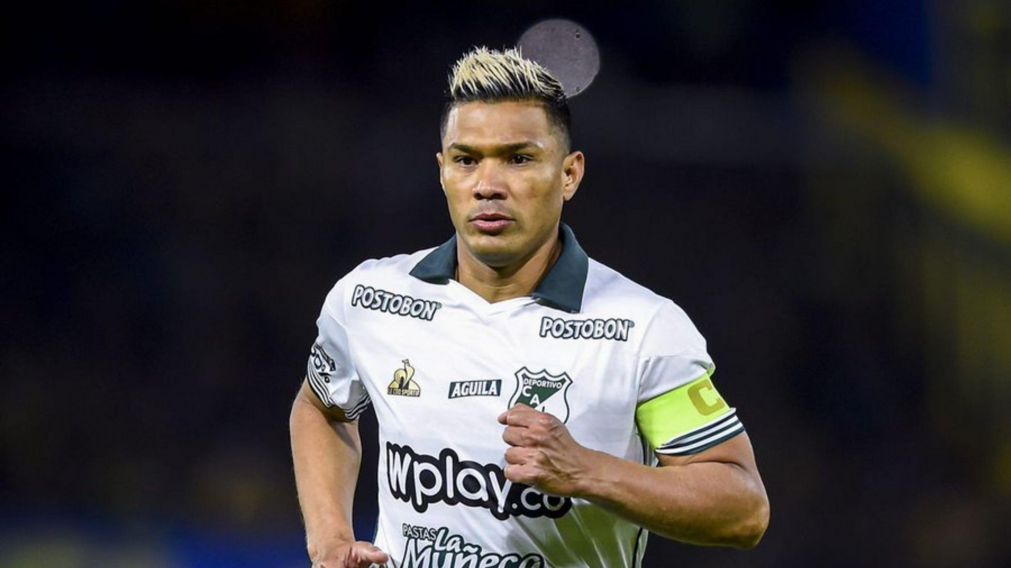 �Esc�ndalo en Colombia!: Teo Guti�rrez recibi� una dura sanci�n por tocarle la cola a una mujer