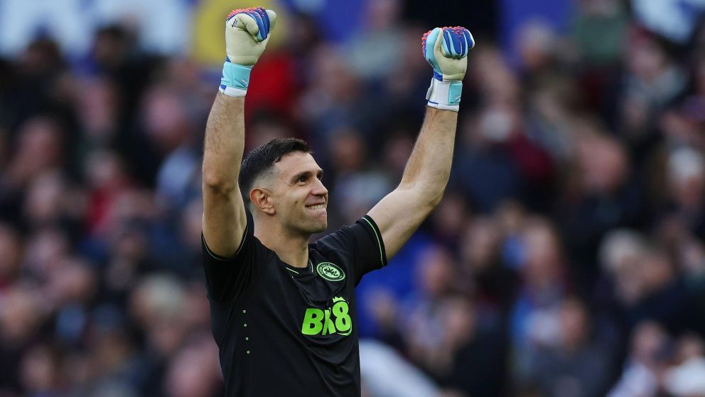 Dibu Martínez se lució con una tremenda doble atajada en el triunfo de Aston Villa ante Tottenham