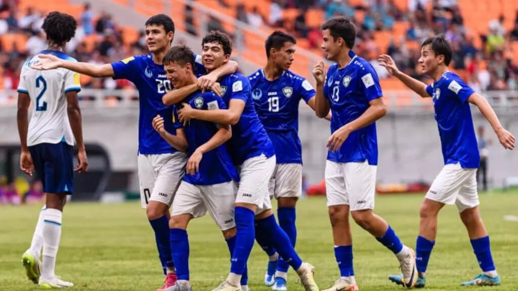 Mundial sub 17: la ins�lita actitud del t�cnico de Uzbekist�n en el hist�rico triunfo ante Inglaterra en octavos