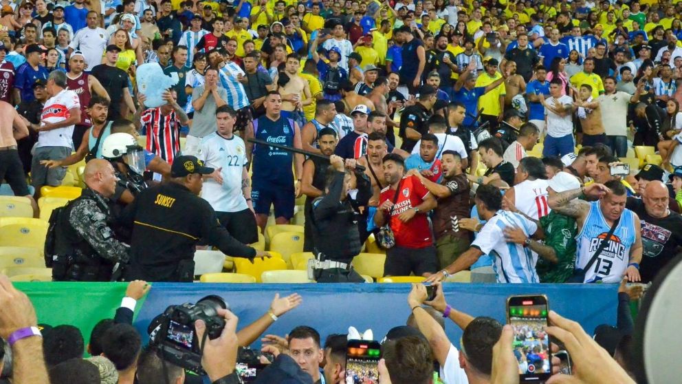 La policía de Río de Janeiro reprimió a los hinchas de Argentina y el partido se demoró casi treinta minutos: los videos