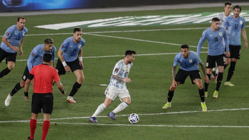 La Selección Argentina juega con Uruguay por las Eliminatorias: cómo le fue a Messi históricamente