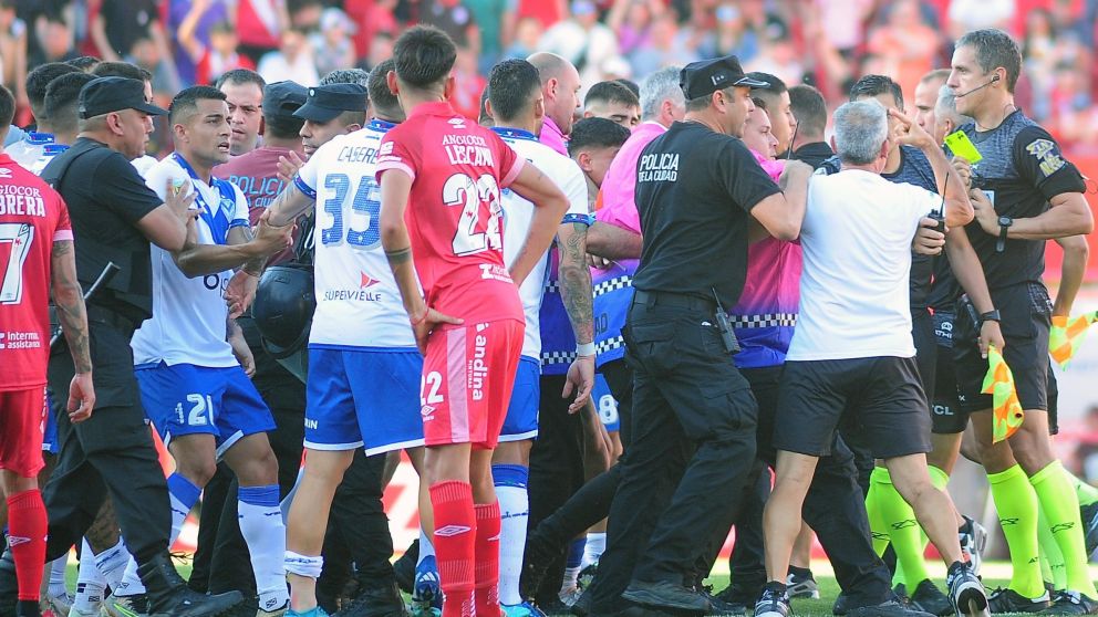 Qué dicen los audios del VAR por las polémicas en el escandaloso empate entre Argentinos y Vélez