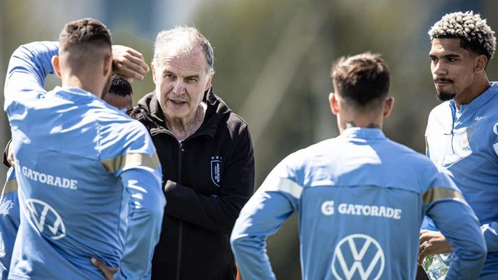 Bielsa anunció la lista de Uruguay para visitar a la Argentina: bajó a Cavani y dejó a Luis Suárez
