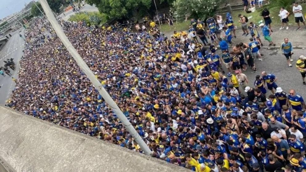 Feroz represión a los hinchas de Boca en su entrada al Maracaná para la final de la Copa Libertadores: los videos