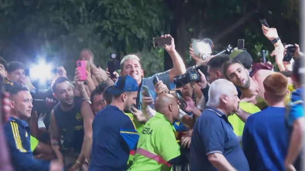 Locura total en la llegada de Boca al hotel en Río de Janeiro: un impensado robo, autógrafos y fotos junto a los hinchas