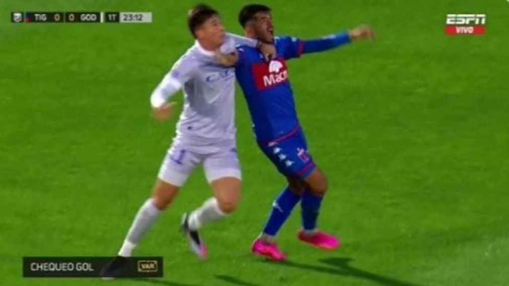 Echenique le anuló insólitamente un gol a Godoy Cruz y estalló la polémica en el partido ante Tigre