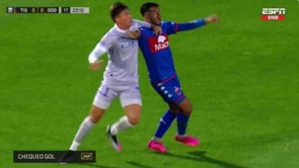 Echenique le anuló insólitamente un gol a Godoy Cruz y estalló la polémica en el partido ante Tigre