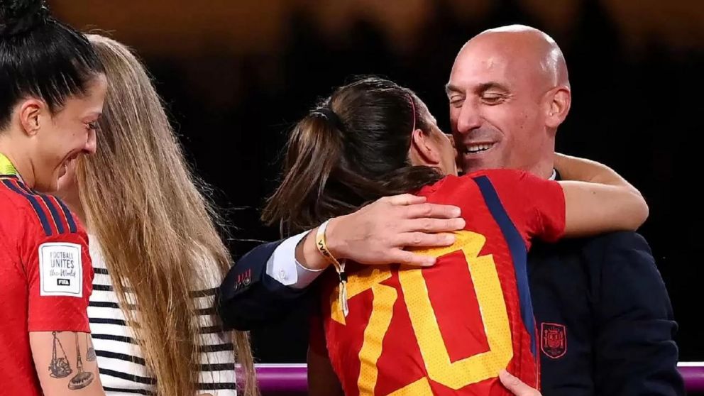 La dura sanción de FIFA a Luis Rubiales por el beso no consentido a Jenni Hermoso