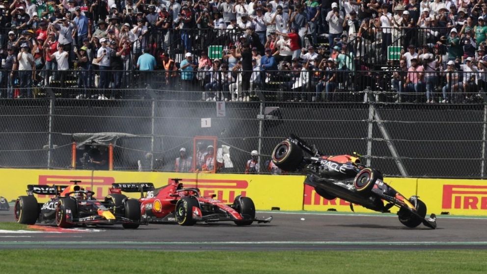 Checo Pérez chocó en la primera curva del GP de México y se armó lío en las tribunas y en Red Bull: show de memes