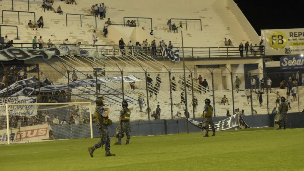 Día de furia en la Primera Nacional: se suspendió el choque entre Quilmes y Gimnasia de Mendoza y hubo caos tras la derrota de Chacarita