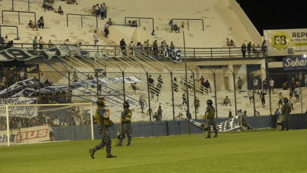 D�a de furia en la Primera Nacional: se suspendi� el choque entre Quilmes y Gimnasia de Mendoza y hubo caos tras la derrota de Chacarita