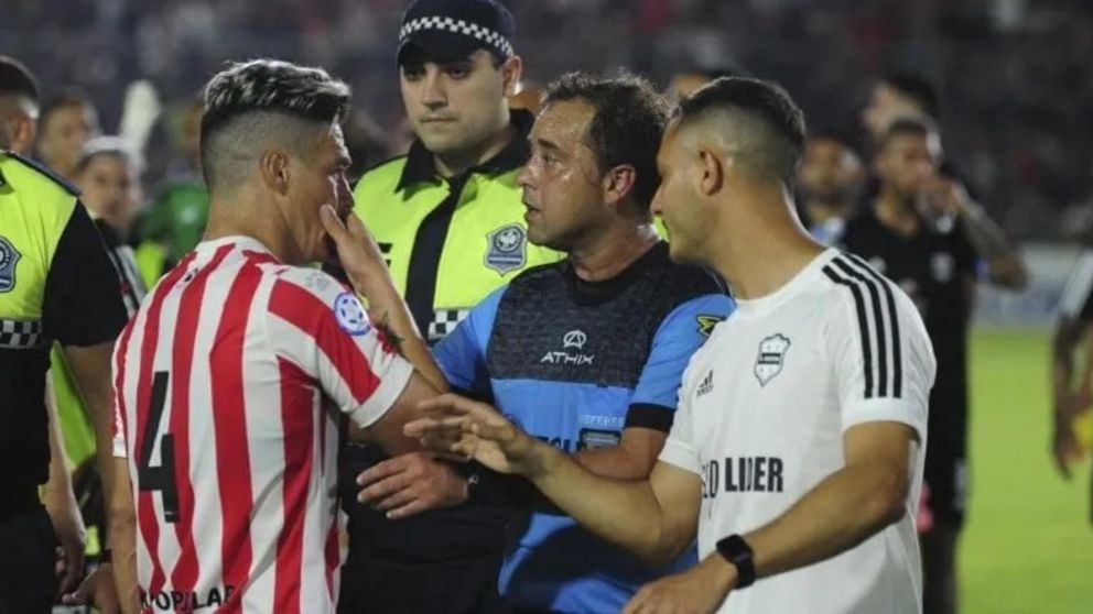 Ciccolini, jugador de San Martín de Tucumán, destrozó al árbitro Diego Ceballos