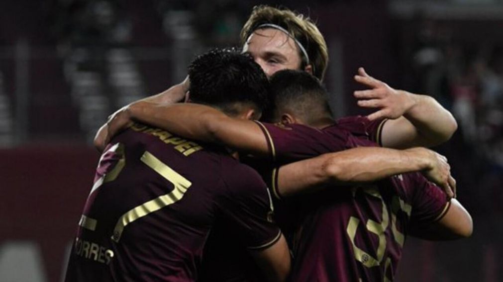 Lanús le ganó a Tigre y lo complicó feo en la pelea por el descenso: Laucha Acosta le hizo gestos a su gente
