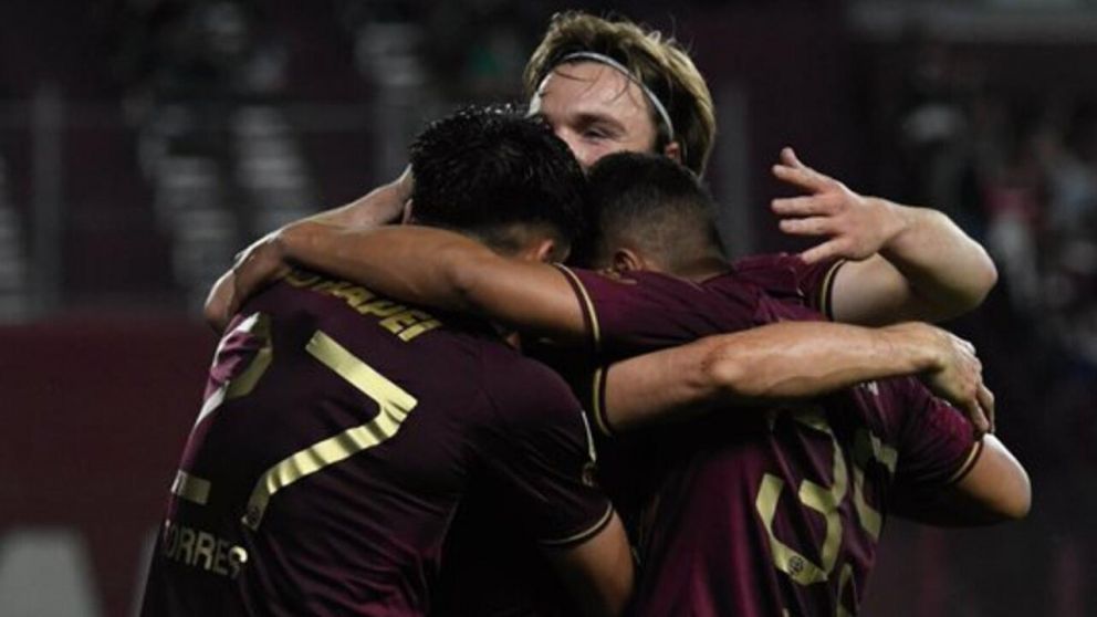 Lanús le ganó a Tigre y lo complicó feo en la pelea por el descenso: Laucha Acosta le hizo gestos a su gente