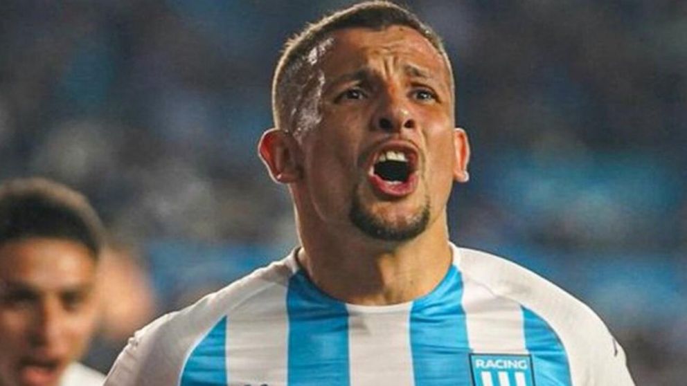 Vecchio volvió a jugar tras un año y marcó el gol del morbo para Racing: el video con el festejo masivo