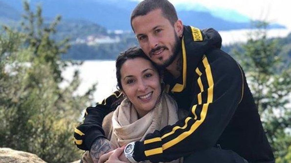 Noelia Pons, la esposa de Pipa Benedetto, se mostró con un vestido ajustadísimo en un video infartante