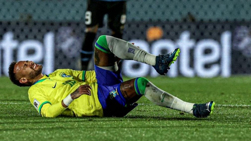 ¡Alerta en Brasil!: Neymar salió lesionado y llorando del partido ante Uruguay