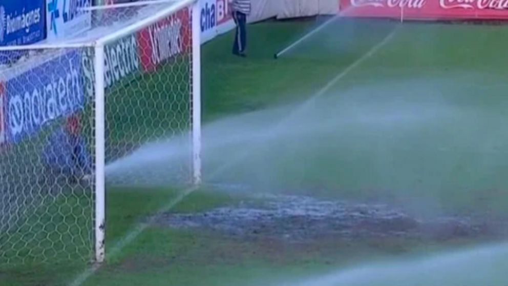 Insólito hecho en la final de la Primera B: le inundaron el área a San Miguel y su DT estalló de furia