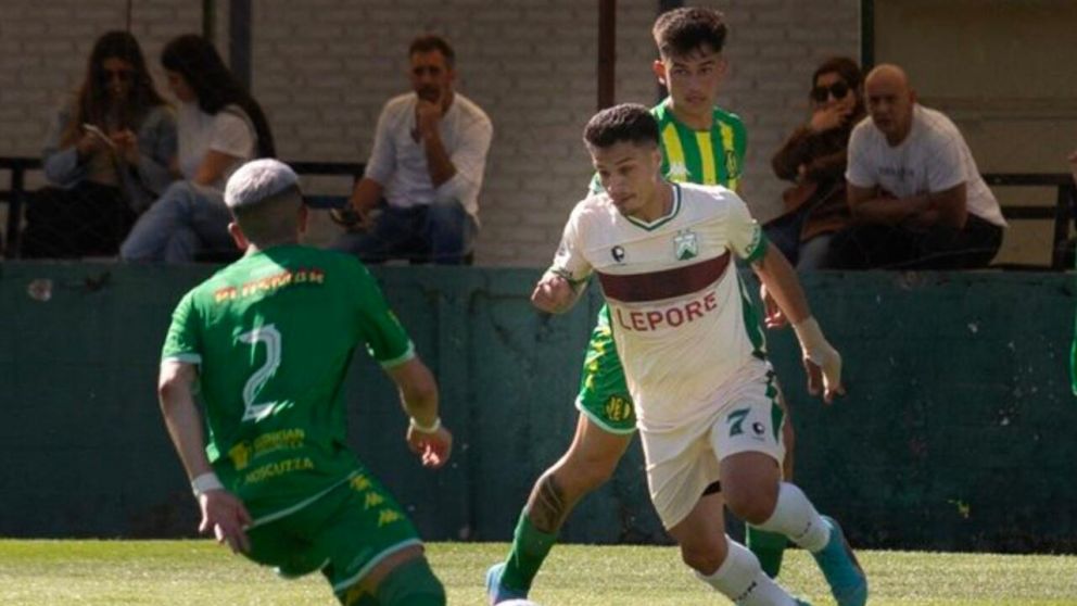 Dos fanáticos de Aldosivi estuvieron en la cancha de Ferro y desafiaron al público local: la foto que se hizo viral