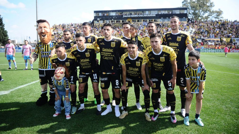 Almirante Brown, con polémica, superó a Temperley y jugará la final por el ascenso a Primera