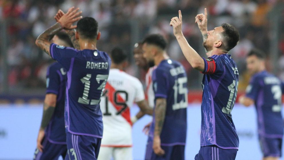 ¡Argentina es un líder ideal!: de la mano de un Messi imparable, autor de un doblete, derrotó a Perú
