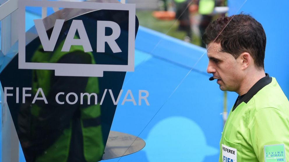 Qué es el VAR y cómo funciona: puntos claves para entender