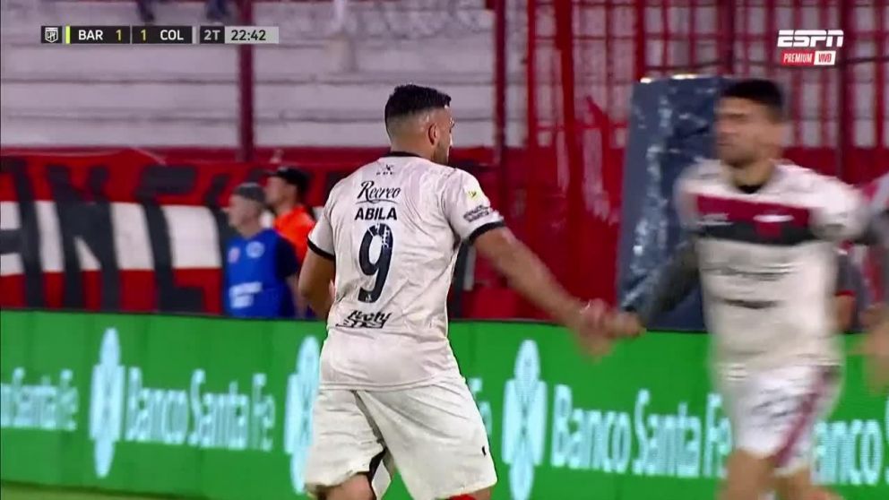 Wanchope Ábila canchereó una situación increíble y Colón, que lo ganaba, perdió: estallaron los memes