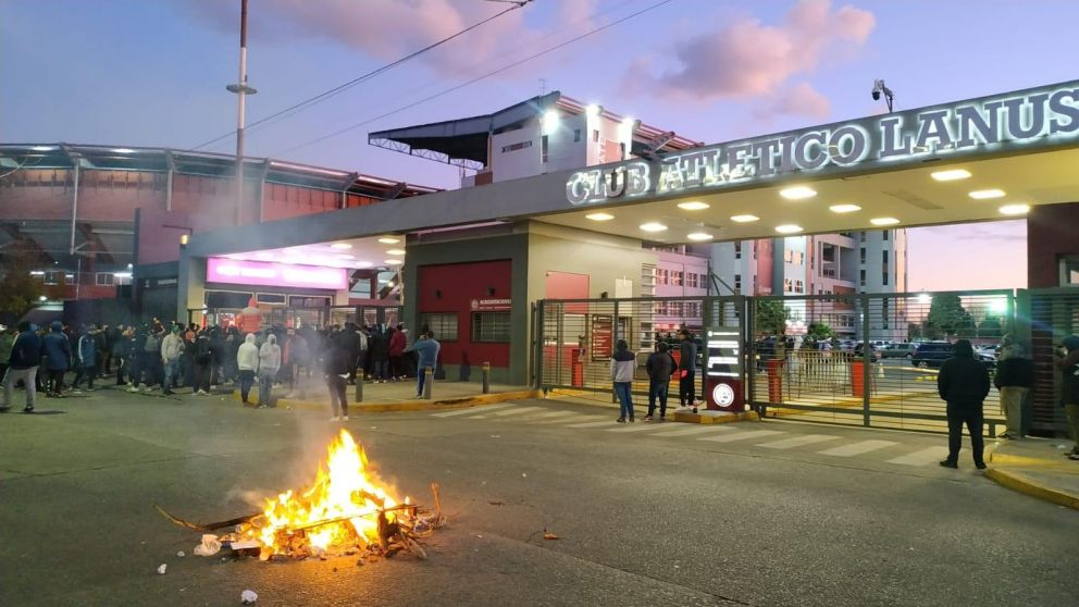 Lanús despidió a su flamante cuerpo técnico y confirmó un DT con experiencia que es resistido por la gente