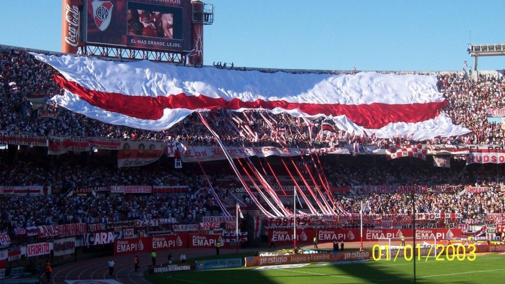 La cotización del dólar blue llegó a 912 y los hinchas de River explotaron con un tremendo show de memes