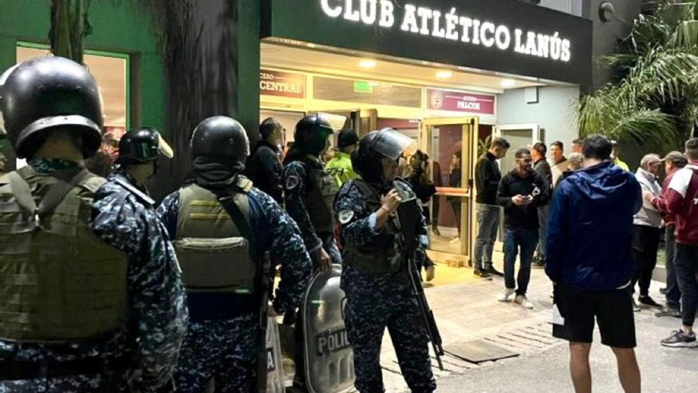 ¡Arde Lanús!: los hinchas explotaron contra los dirigentes y jugadores en un club que se hunde cada vez más