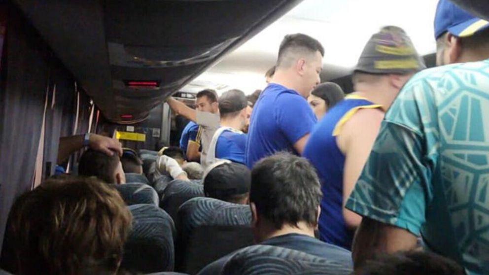 La polic�a de Brasil demora la salida de los micros con los hinchas de Boca que explotaron de bronca