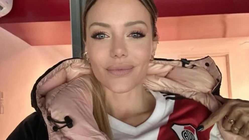 Evangelina Anderson deslumbró con su belleza a los hinchas de River en el Monumental