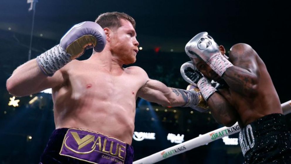 Canelo Álvarez venció en fallo unánime a Jermell Charlo y retuvo sus títulos mundiales