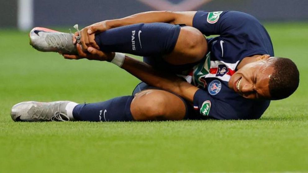 Video: la patada de un futbolista argentino que lesionó a Mbappé en el clásico de Francia
