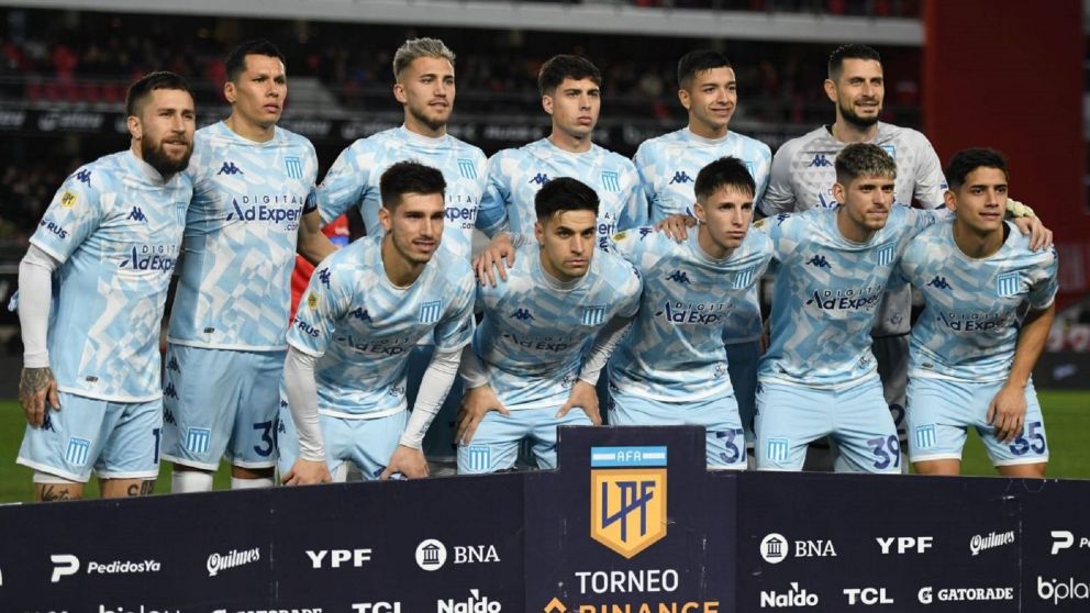 Racing presentó su nueva camiseta y la estrenará en el partido frente a Newell’s
