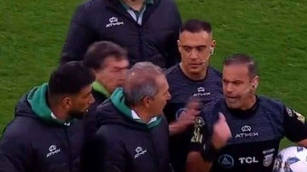 ¡Escándalo!: Falcioni fue expulsado y empujó al árbitro