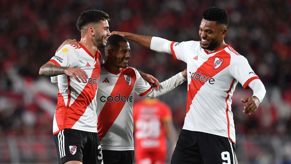 River fue muchísimo para un Arsenal que se desintegra: 3 a 1 con dos goles del colombiano Borja
