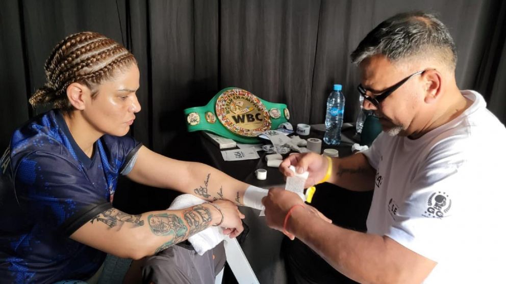 Tragedia en el boxeo argentino: el entrenador Diego Arrúa falleció en el medio de la pelea de su pareja Sabrina Pérez