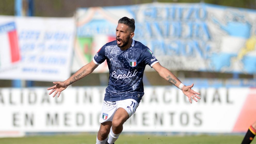 Javier Rossi, histórico delantero del Ascenso y hoy figura en Italiano, confiado tras haberse quedado con el derbi de las colectividades ante Español: "Haberlo ganado es de suma importancia"