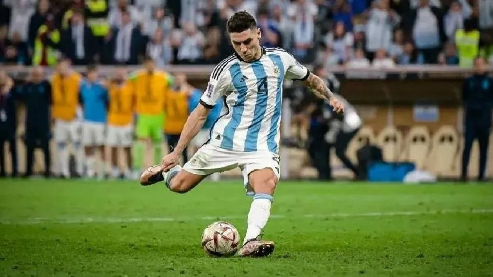 Acuña reveló quién tiene la pelota con la que Montiel hizo el penal que le dio el Mundial a la Selección Argentina