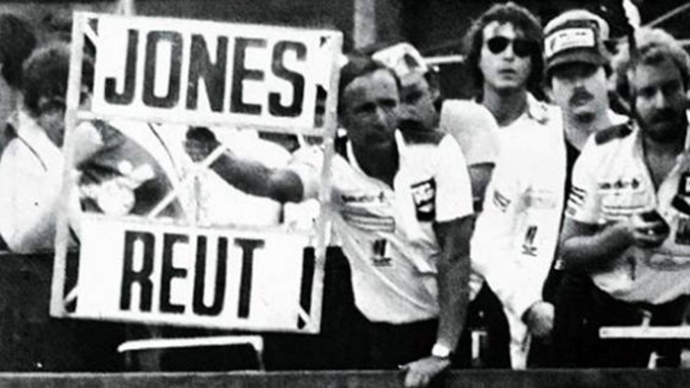 Alan Jones, Carlos Reutemann y un cartel que generó controversia