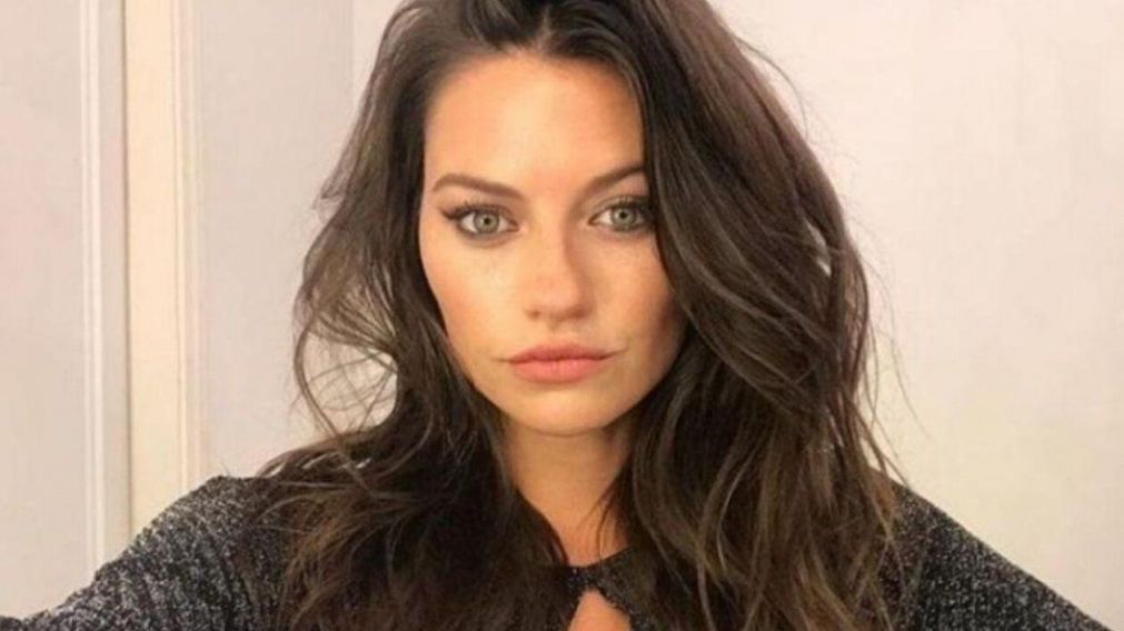 Sofía Jujuy Jiménez te muestra el escote de su tremendo vestido y te enloquece