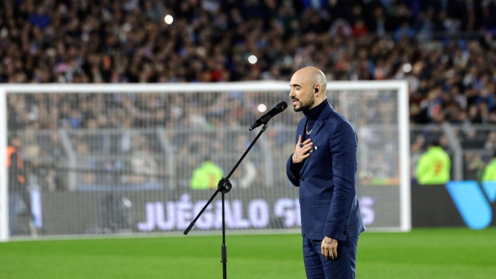 Abel Pintos hizo emocionar a la Selección Argentina con su tremenda versión del himno nacional