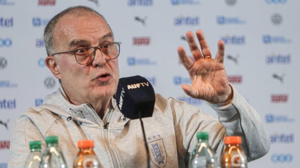 La drástica decisión de Marcelo Bielsa con Luis Suárez y Cavani que encendió la polémica en Uruguay