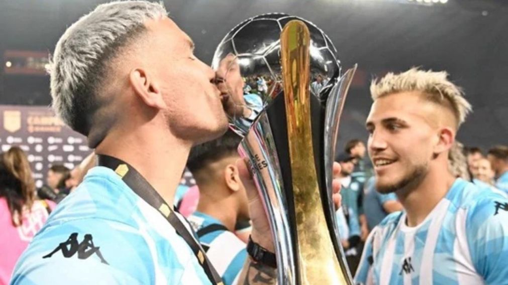 Enzo Copetti no se olvidó de Racing y tuvo un cruce picante con un hincha de Boca: el video